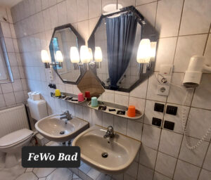 Ferienwohnung Badezimmer mit 2 Waschbecken und Badewanne